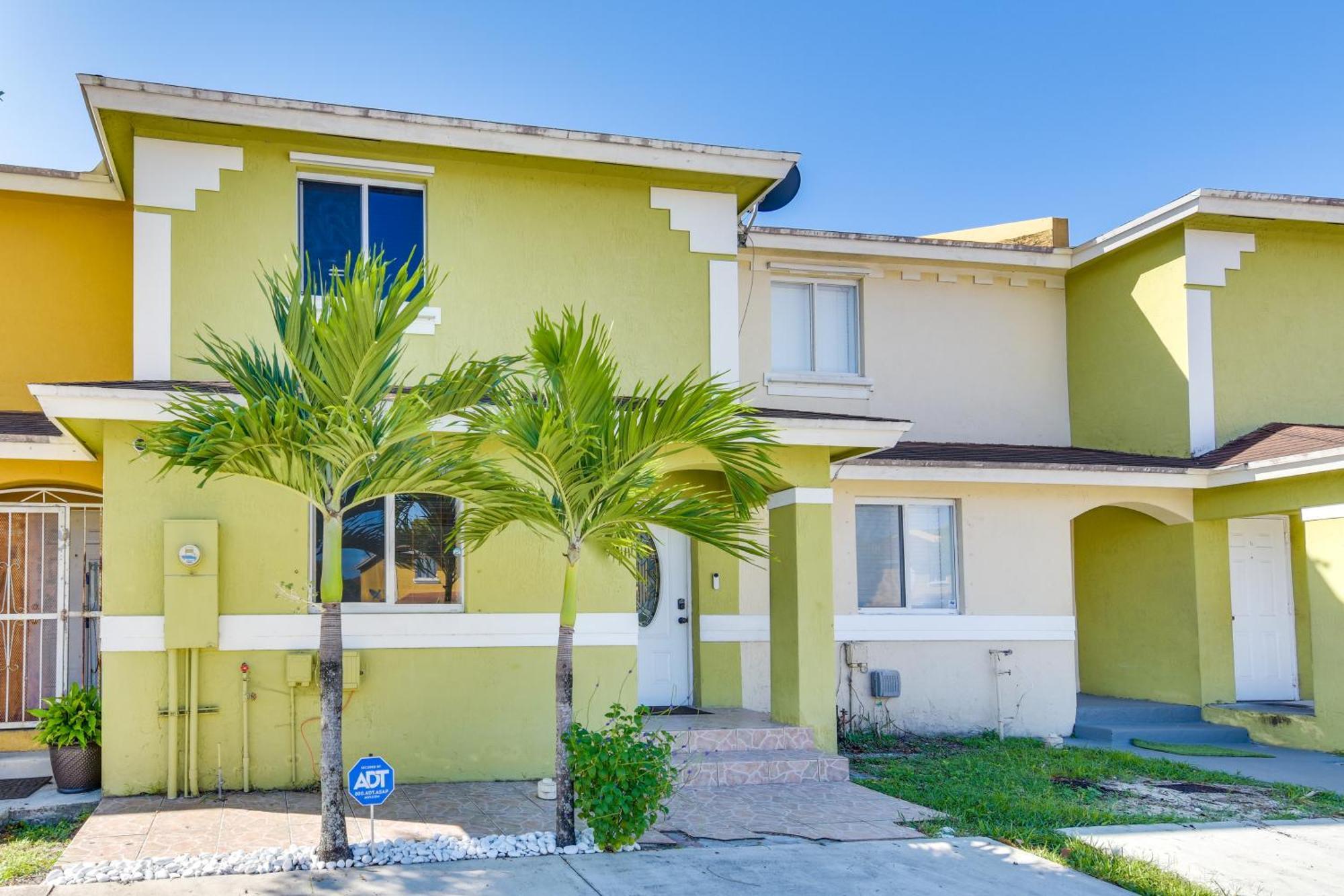 Opa-Locka Townhome, 15 Mi To Miami Beach! エクステリア 写真