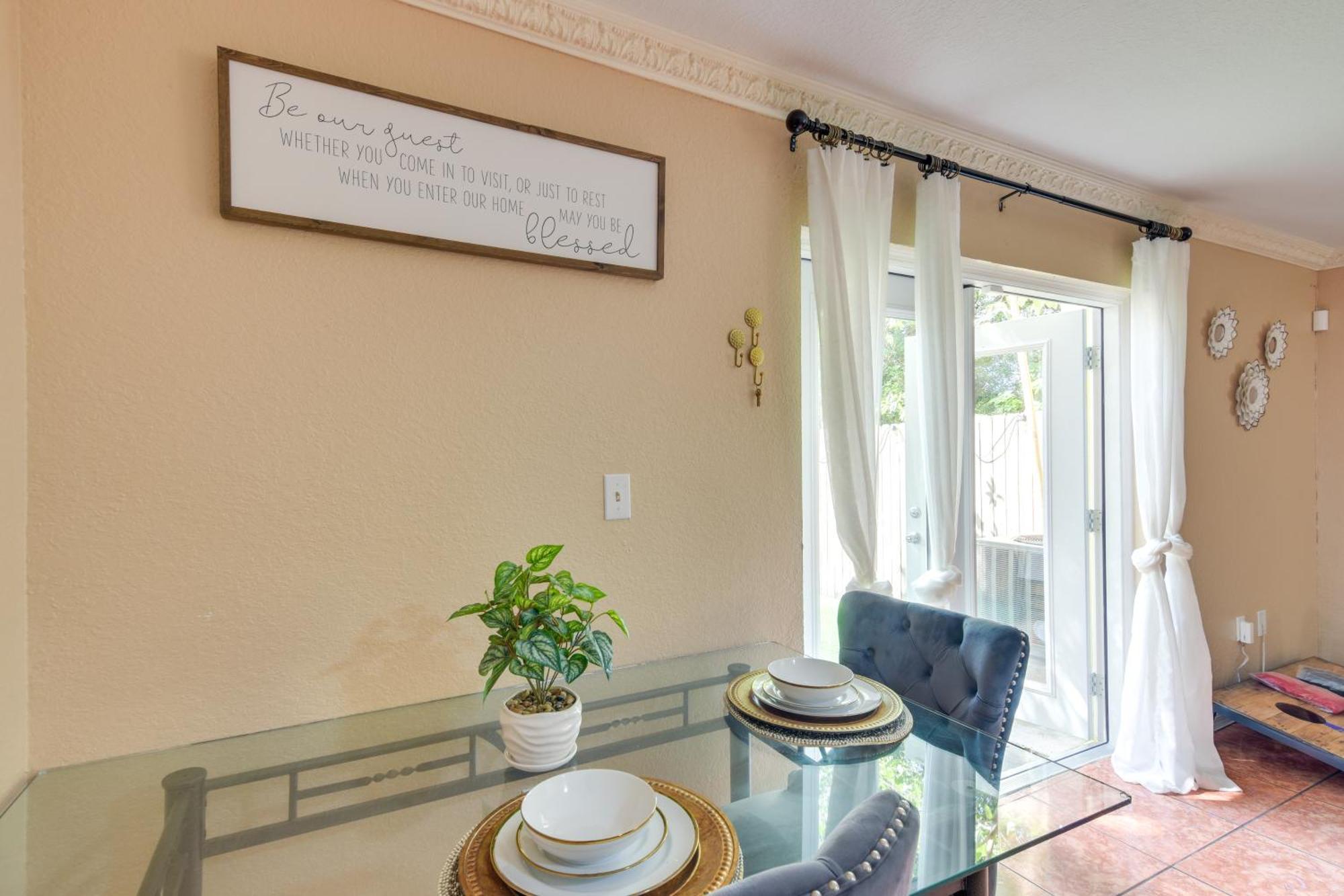 Opa-Locka Townhome, 15 Mi To Miami Beach! エクステリア 写真