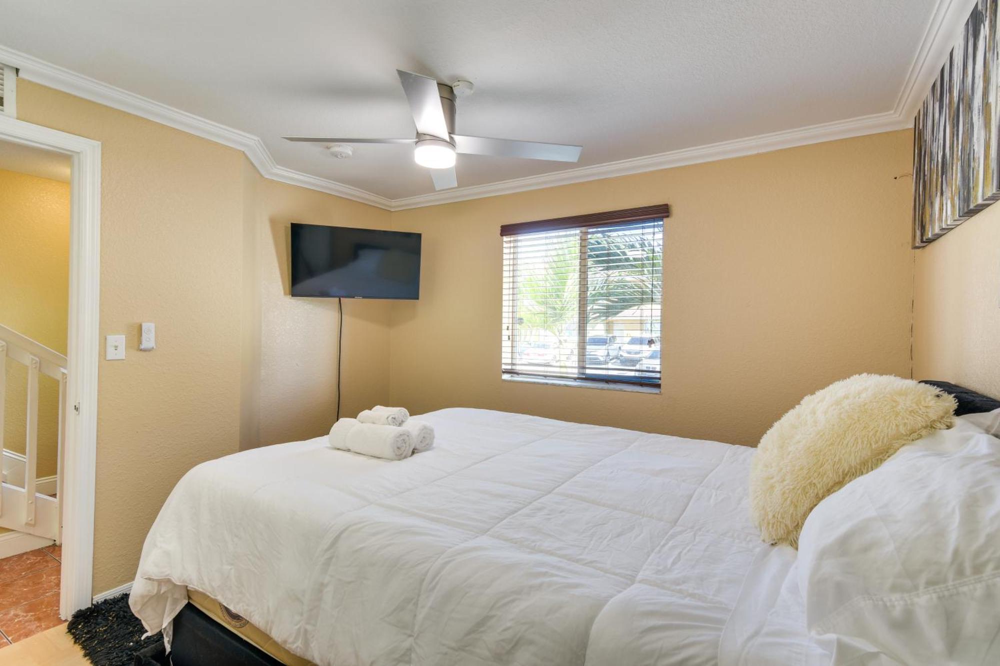 Opa-Locka Townhome, 15 Mi To Miami Beach! エクステリア 写真