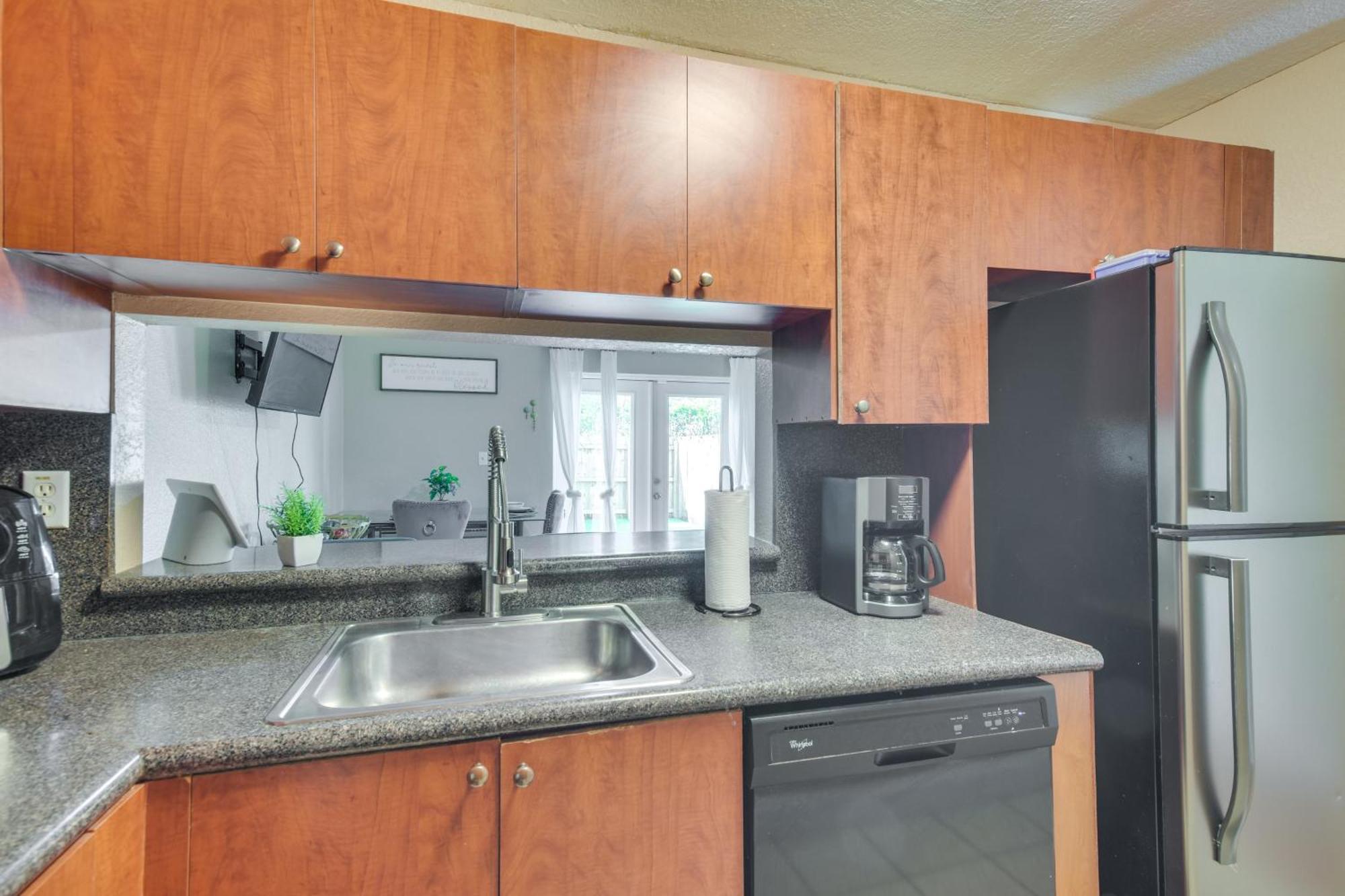 Opa-Locka Townhome, 15 Mi To Miami Beach! エクステリア 写真