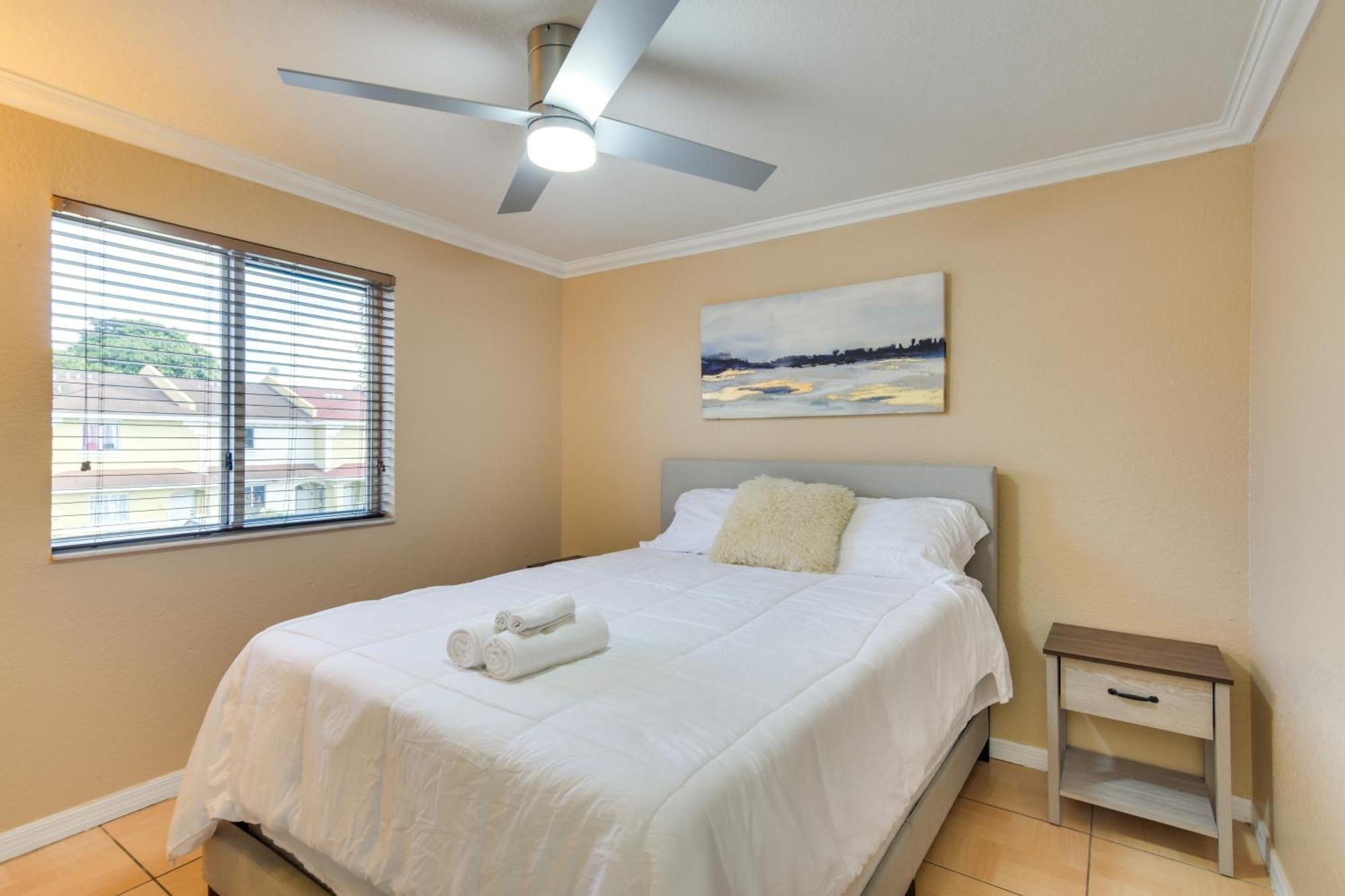 Opa-Locka Townhome, 15 Mi To Miami Beach! エクステリア 写真