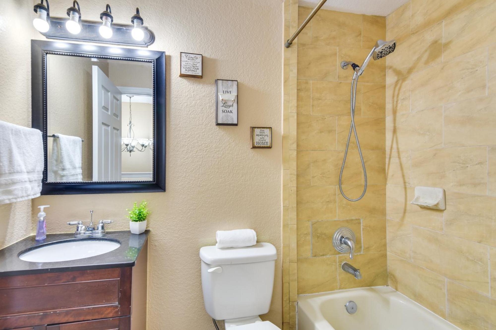 Opa-Locka Townhome, 15 Mi To Miami Beach! エクステリア 写真