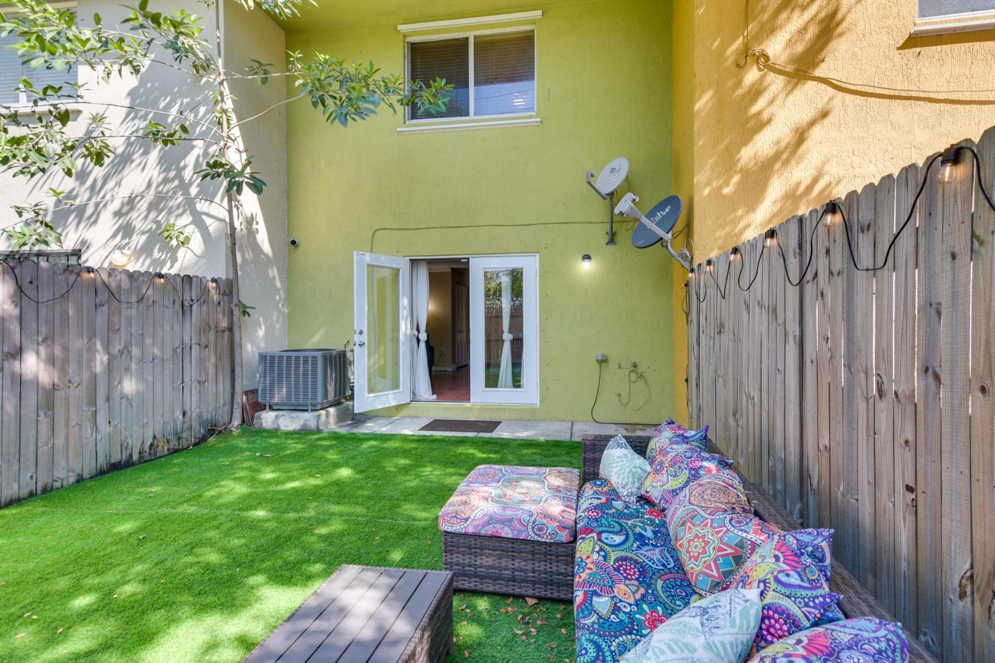 Opa-Locka Townhome, 15 Mi To Miami Beach! エクステリア 写真