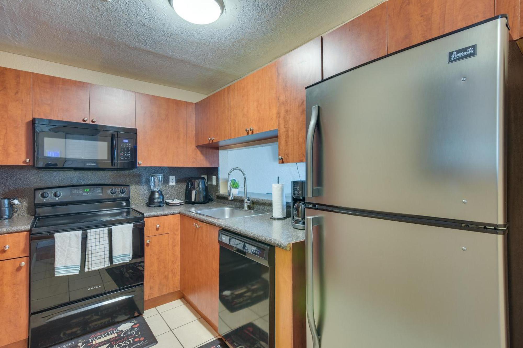 Opa-Locka Townhome, 15 Mi To Miami Beach! エクステリア 写真