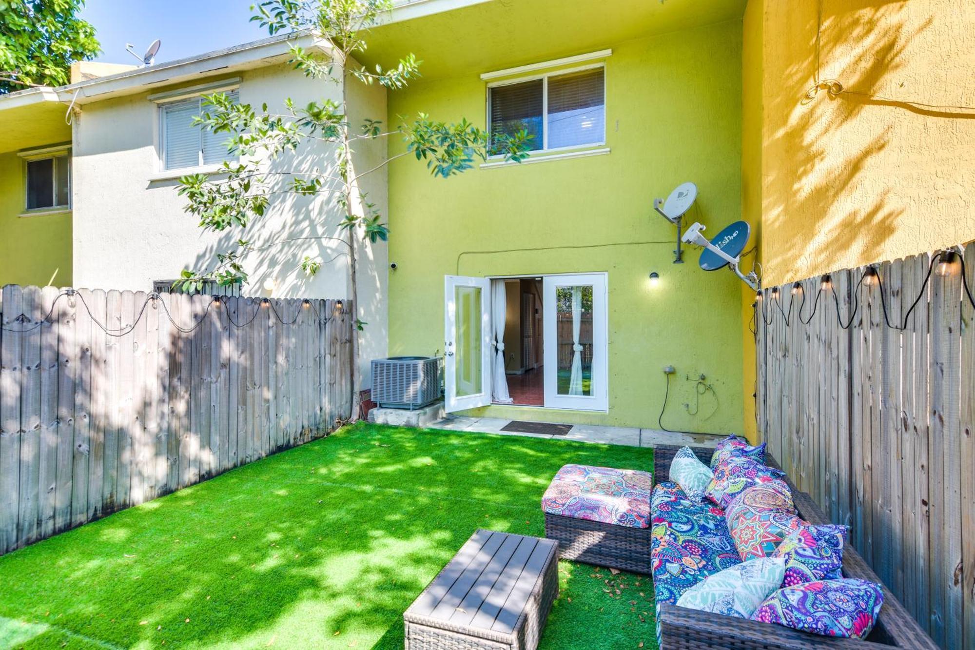 Opa-Locka Townhome, 15 Mi To Miami Beach! エクステリア 写真